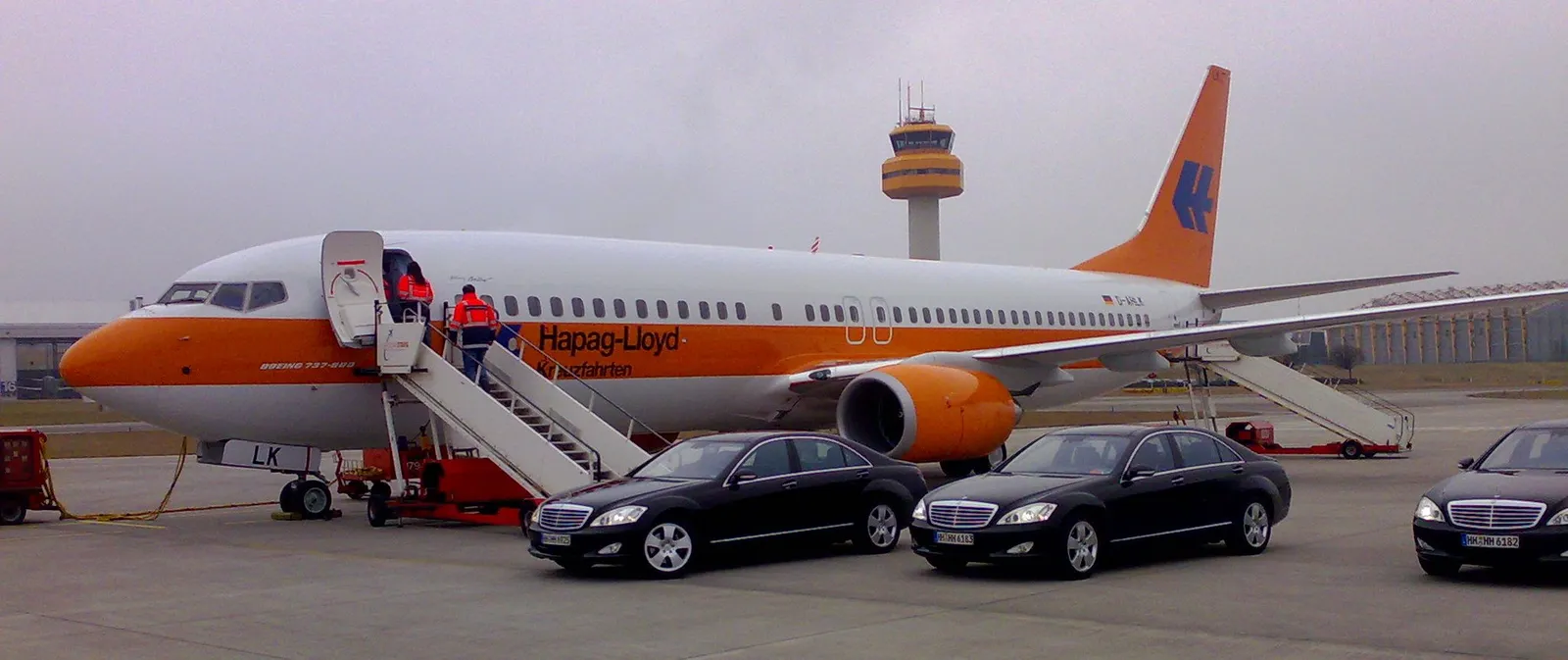Archivaufnahme von 2009: Limousinen bei einer Gestellung direkt am Flugzeug in Hamburg