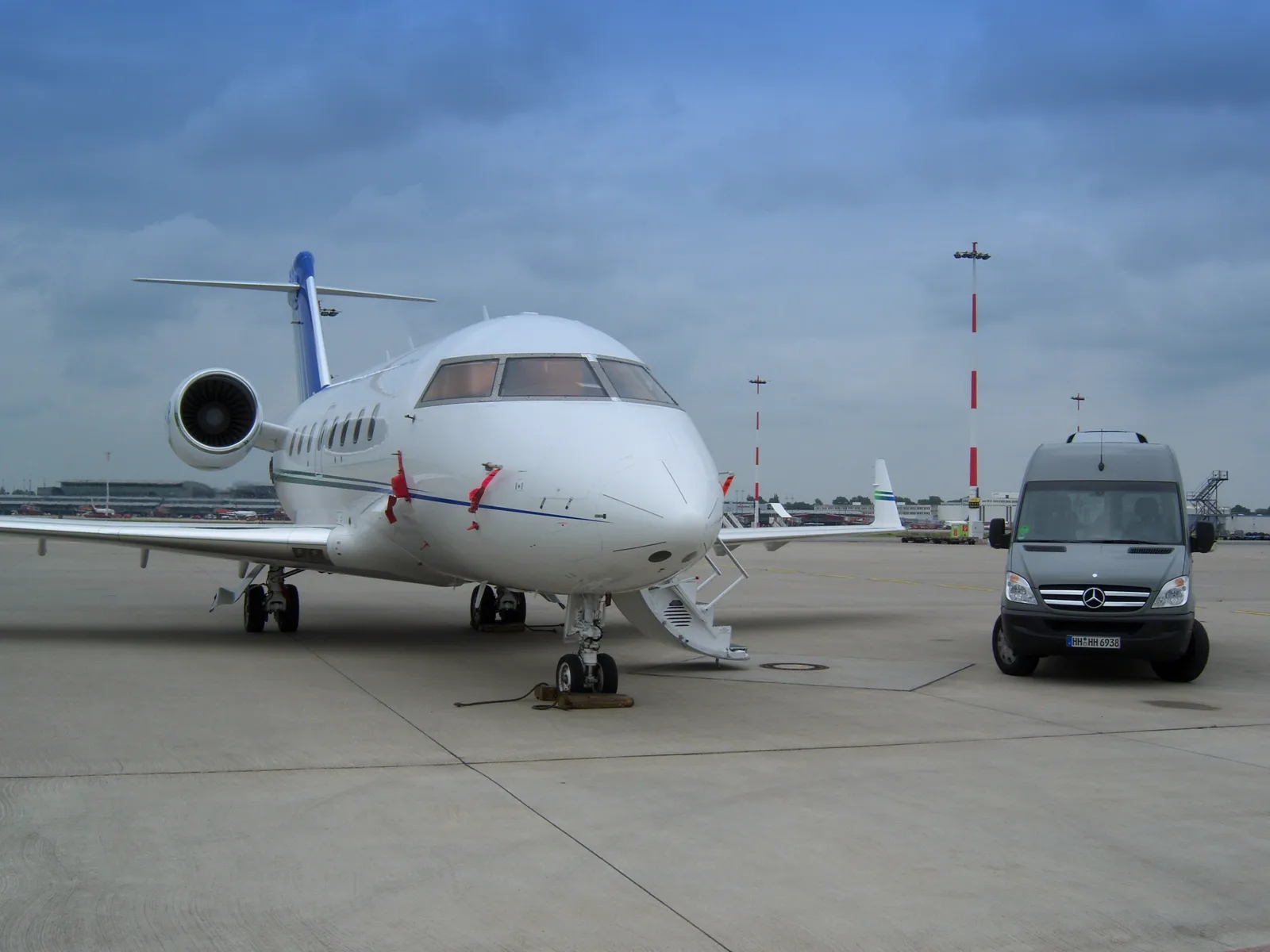 Archivaufnahme: Sprinter und Business-Jet auf dem Vorfeld des Hamburg Airport